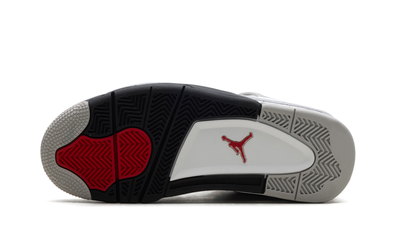 Witte Air Jordan 4 Retro GS sneakers met cementkleurige details en witte leren bovenkant, zichtbaar in de afbeelding