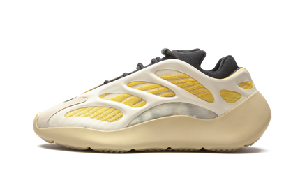 Witte en oranje Yeezy 700 V3 schoenen met sportieve uitstraling en gedetailleerd ontwerp, van het merk Mijn winkel.