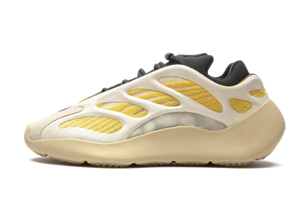 Witte en oranje Yeezy 700 V3 schoenen met sportieve uitstraling en gedetailleerd ontwerp, van het merk Mijn winkel.