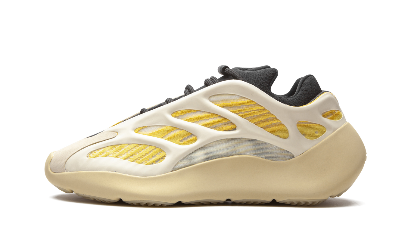 Witte en oranje Yeezy 700 V3 schoenen met sportieve uitstraling en gedetailleerd ontwerp, van het merk Mijn winkel.