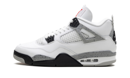Witte Air Jordan 4 OG schoenen met cementpatroon en zwarte details, zichtbaar van de zijkant op een witte achtergrond