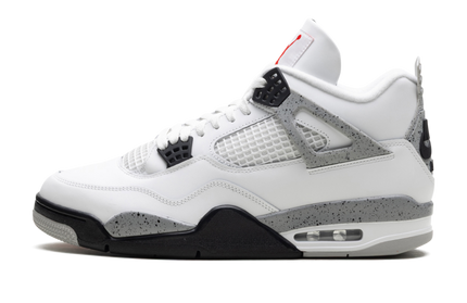 Witte Air Jordan 4 OG schoenen met cementpatroon en zwarte details, zichtbaar van de zijkant op een witte achtergrond
