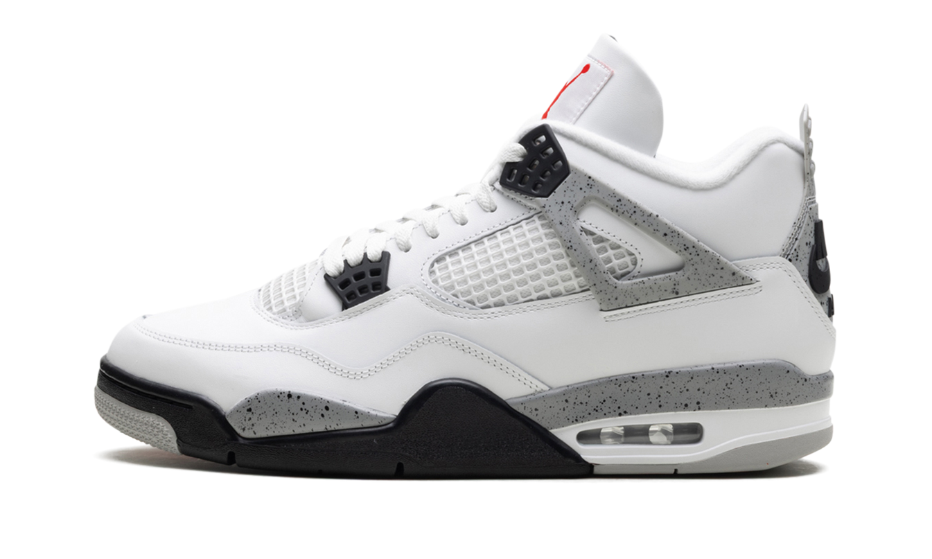 Witte Air Jordan 4 OG schoenen met cementpatroon en zwarte details, zichtbaar van de zijkant op een witte achtergrond