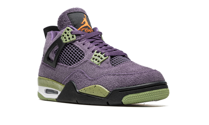 Lieve paar Air Jordan 4 WMNS "Canyon Purple" sneakers in paars en wit, zichtbaar vanaf de zijkant.