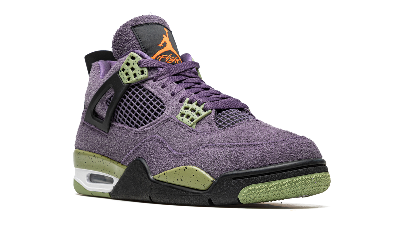 Lieve paar Air Jordan 4 WMNS "Canyon Purple" sneakers in paars en wit, zichtbaar vanaf de zijkant.