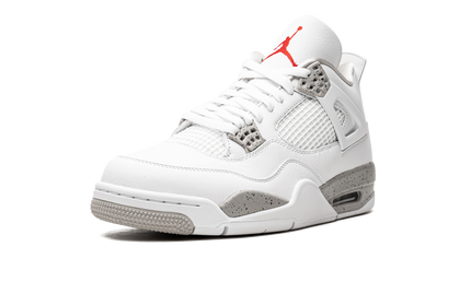 Witte Air Jordan 4 Retro schoenen met zwart en grijze details, iconisch design en sneakerstijl van het merk Mijn winkel.