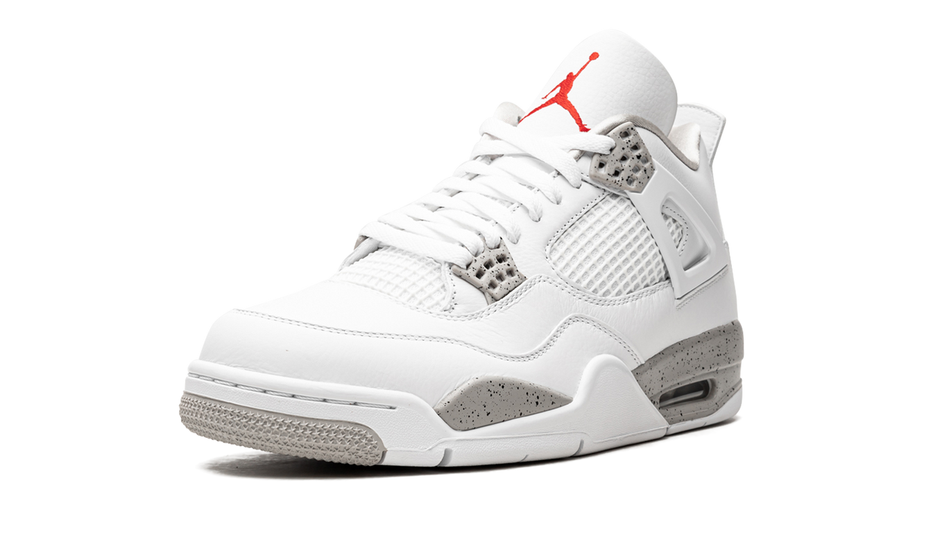 Witte Air Jordan 4 Retro schoenen met zwart en grijze details, iconisch design en sneakerstijl van het merk Mijn winkel.