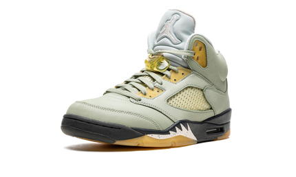 Sportieve Air Jordan 5 Retro "Jade Horizon" sneakers met groen en zwart ontwerp, zichtbaar van de zijkant op een witte achtergrond.