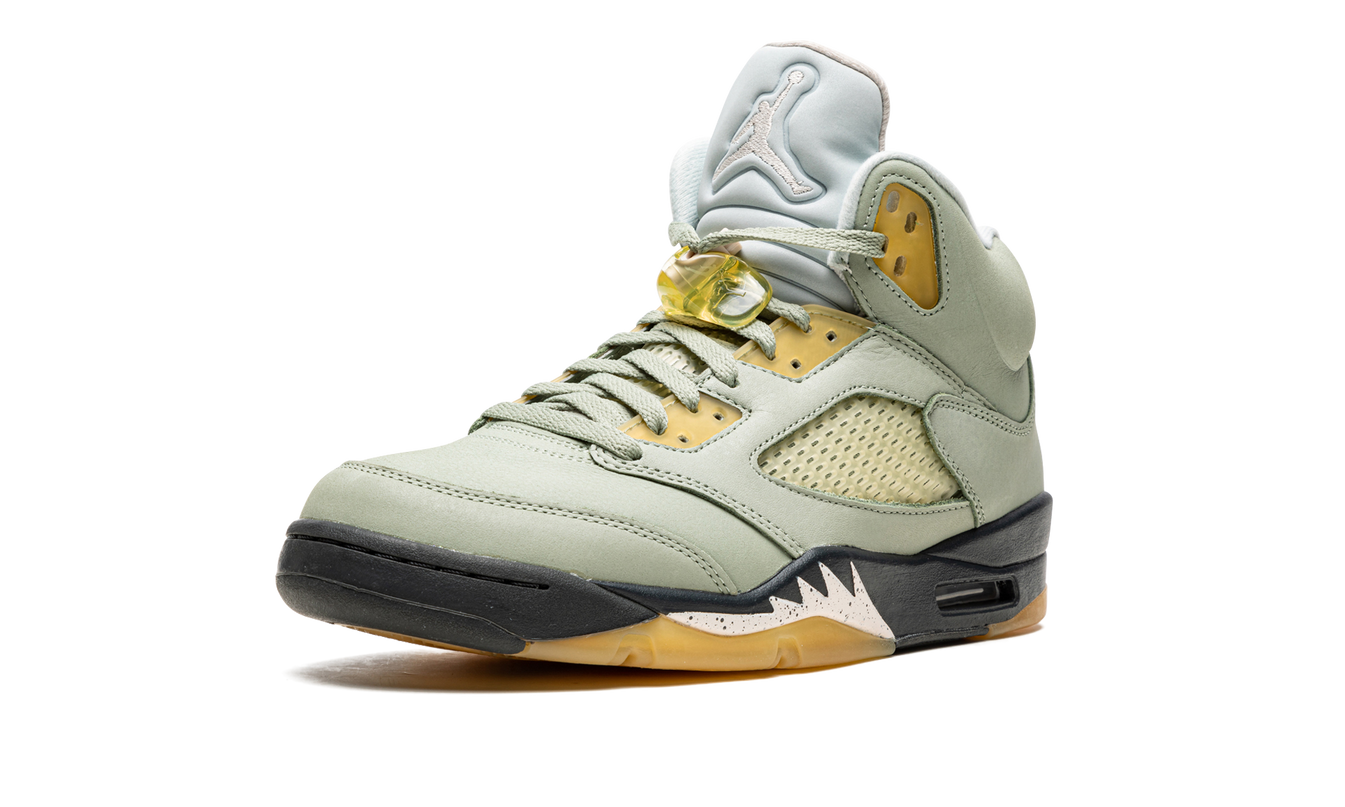 Sportieve Air Jordan 5 Retro "Jade Horizon" sneakers met groen en zwart ontwerp, zichtbaar van de zijkant op een witte achtergrond.