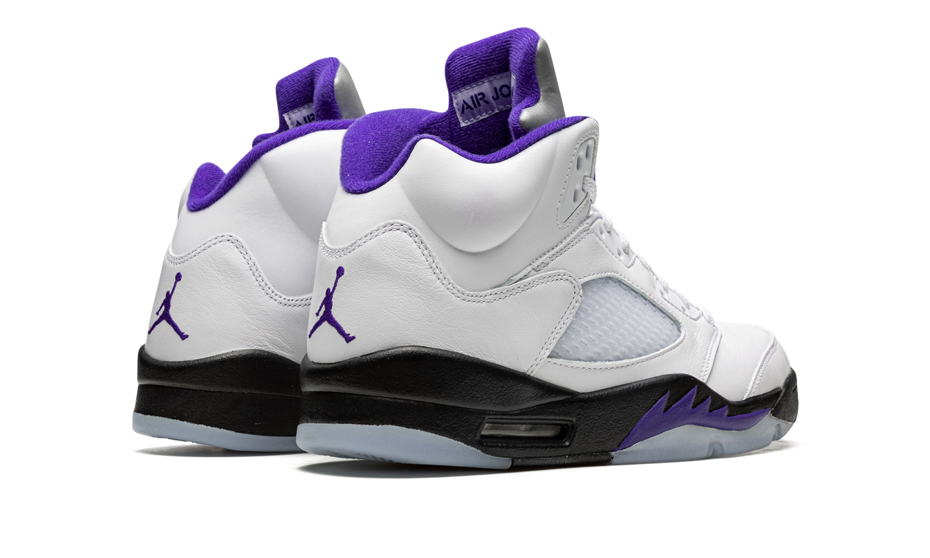 Zwarte Air Jordan 5 Retro "Concord" sneakers met witte en paarse details, zichtbaar van de zijkant.