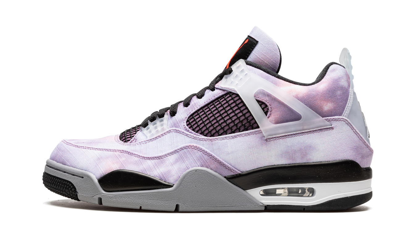 Zwarte Air Jordan 4 Retro "Zen Master" sneakers met grijze en witte details, zichtbaar op een witte achtergrond.