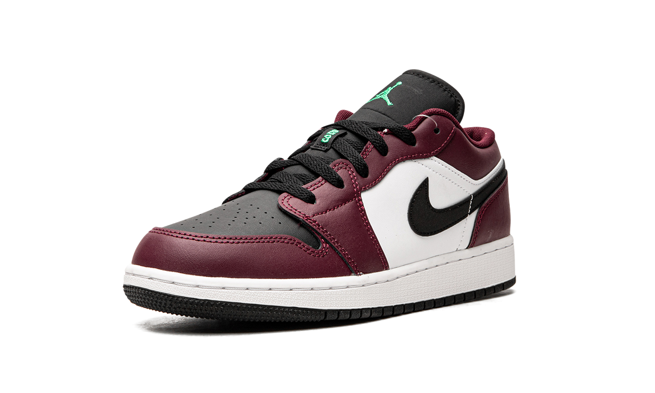 Lage sneakers van Air Jordan 1 Low SE GS in Dark Beetroot en Roma Green, met witte en groene details en leren materialen
