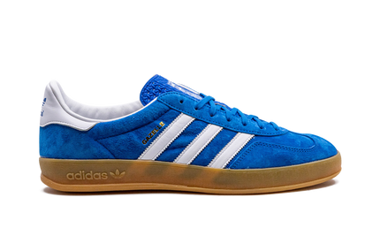 Blauwe Adidas Gazelle Indoor schoenen voor dames, comfortabele sportschoenen met wit detail, geschikt voor binnengebruik.