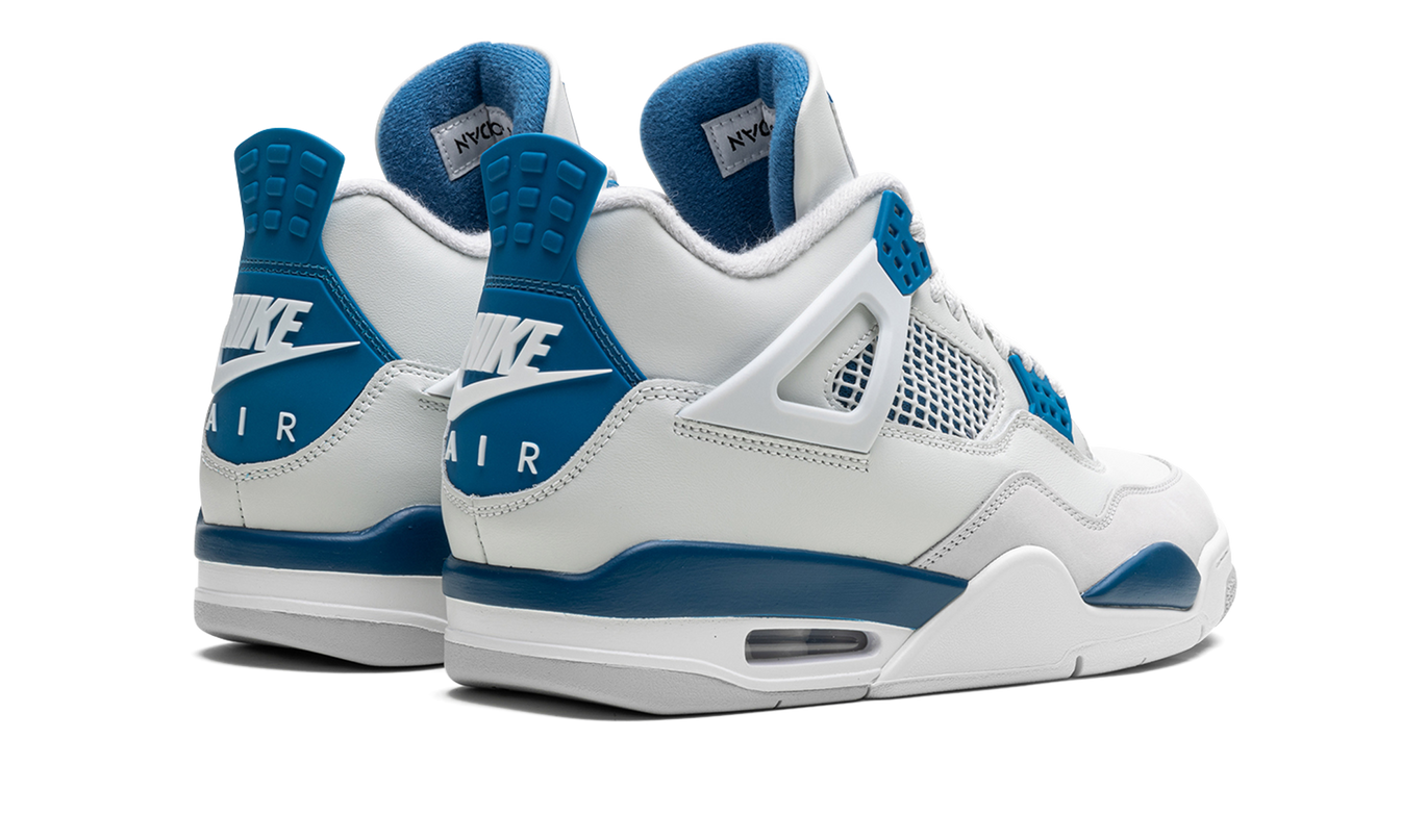 Lucht Jordan 4 OG "Militair Blauw" sneakers in wit en blauw, zichtbaar op een witte achtergrond.