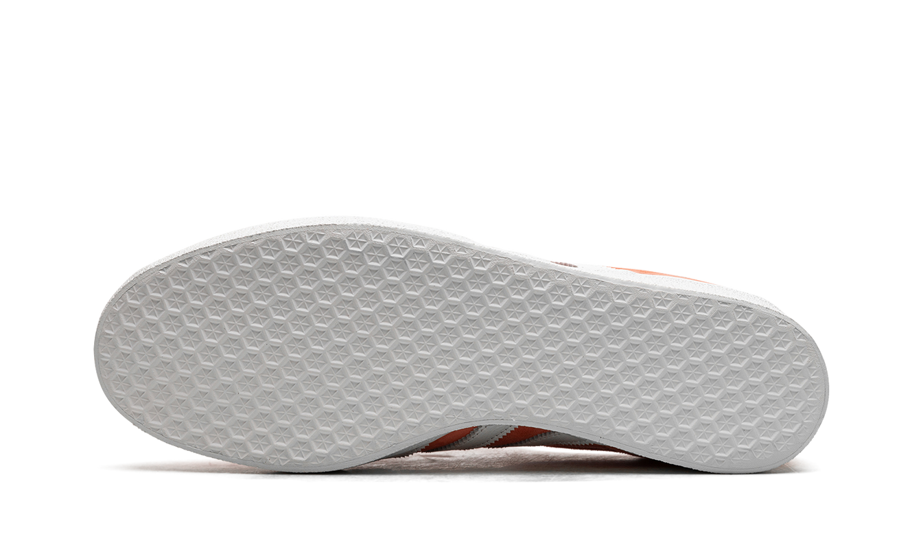 Oranje en witte Adidas Gazelle 85 schoenen, sportieve sneakers met suède bovenwerk en witte zool, voor heren en dames