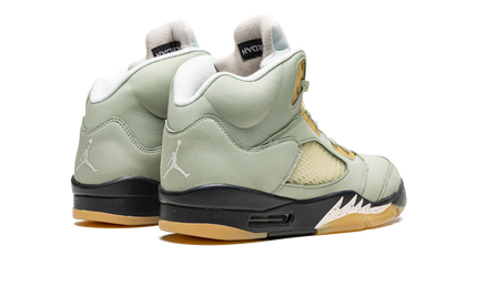 Witte en jade groene Air Jordan 5 Retro schoenen met zwart details, zichtbaar met veters en sneakerzool.