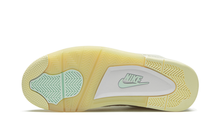 Witte Air Jordan 4 Retro SP WMNS schoenen met Off-White details, lage sneakers voor dames, zichtbaar op de afbeelding.