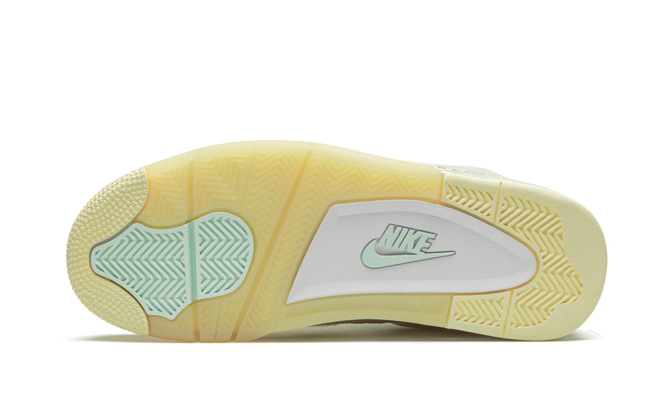 Witte Air Jordan 4 Retro SP WMNS schoenen met Off-White details, lage sneakers voor dames, zichtbaar op de afbeelding.