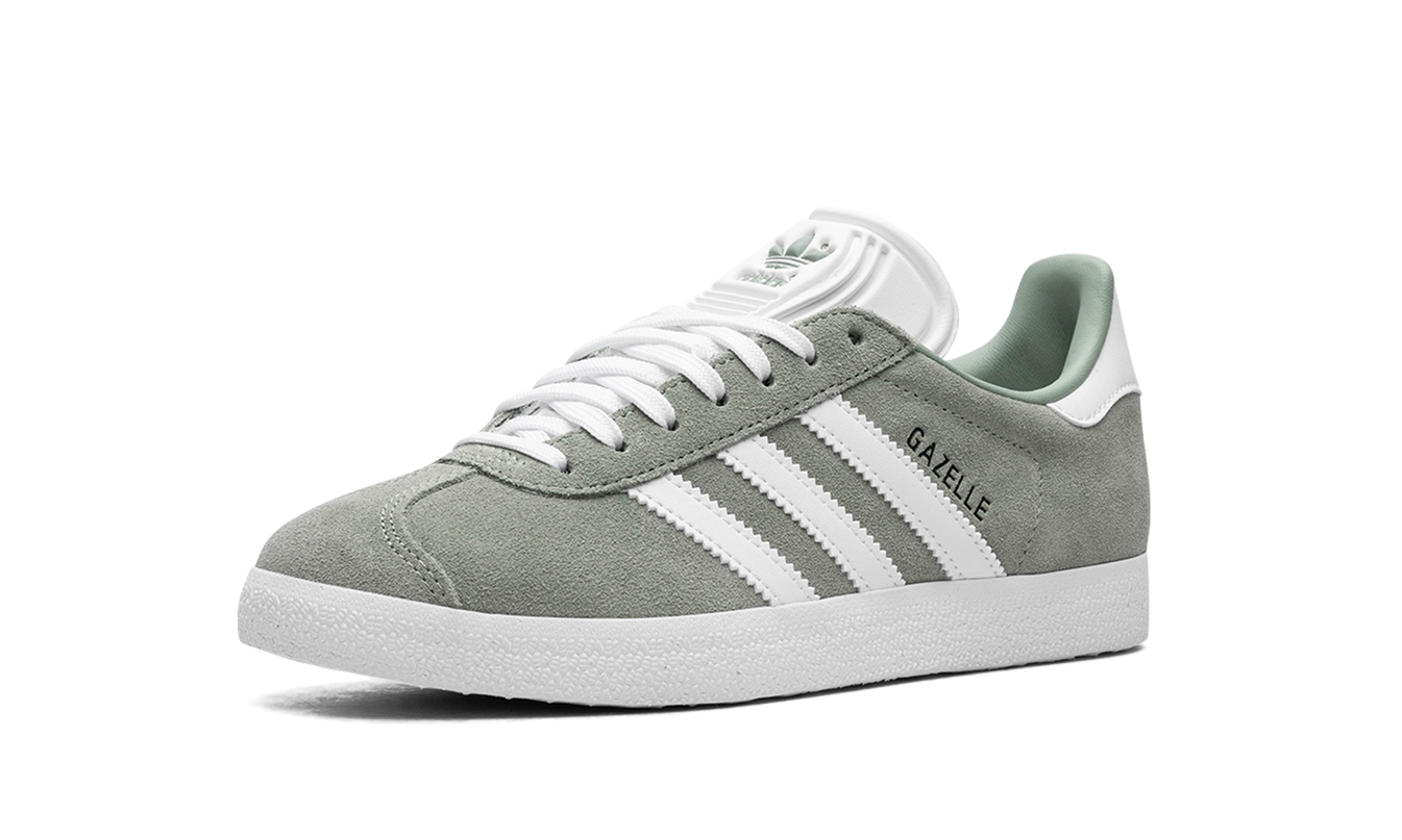 Silvergroene en witte Adidas Gazelle dames schoenen met suède bovenkant en witte zool, stijlvolle sportschoenen voor dames