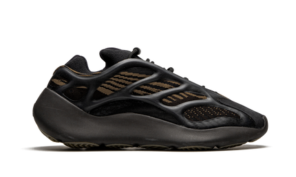 Zwarte Yeezy 700 V3 "Clay Brown" sneakers met bruin accenten en opvallend ontwerp, zichtbaar in de afbeelding.