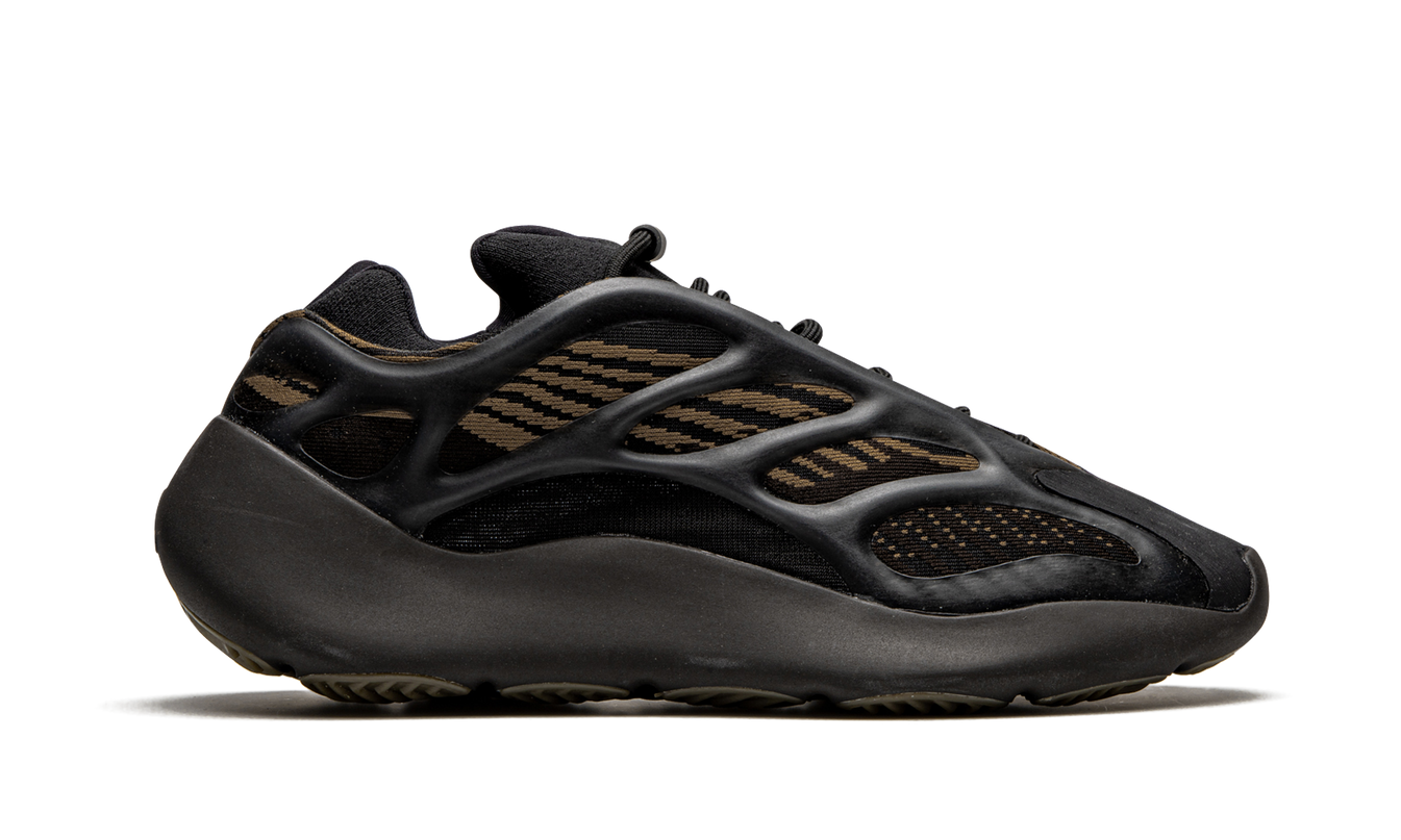 Zwarte Yeezy 700 V3 "Clay Brown" sneakers met bruin accenten en opvallend ontwerp, zichtbaar in de afbeelding.