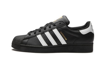 Lichtpaar Superstar EG4959 sneakers van Mijn winkel, zwart met witte accenten en sportieve uitstraling, zichtbaar in de afbeelding.