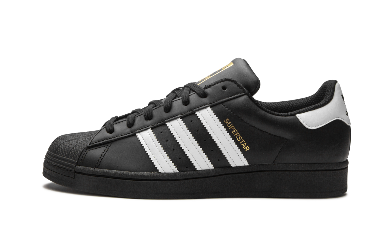 Lichtpaar Superstar EG4959 sneakers van Mijn winkel, zwart met witte accenten en sportieve uitstraling, zichtbaar in de afbeelding.