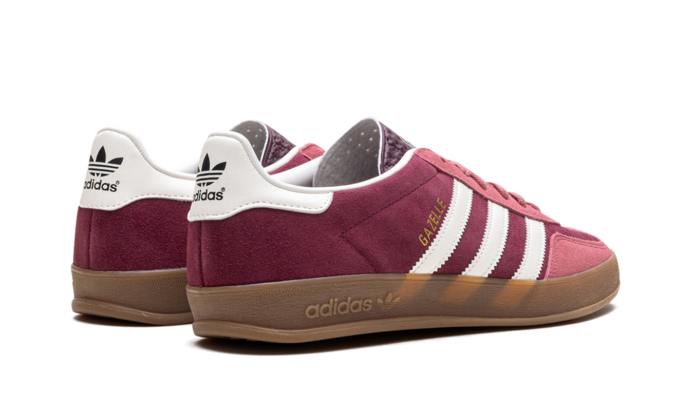 Donkerrode Adidas Gazelle Indoor schoenen voor heren, zichtbaar van de zijkant met sportieve details.