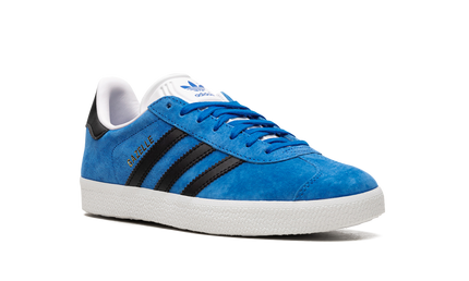 Blauwe Adidas Gazelle schoenen met witte zool en blauwe details, ideaal voor casual dragen.