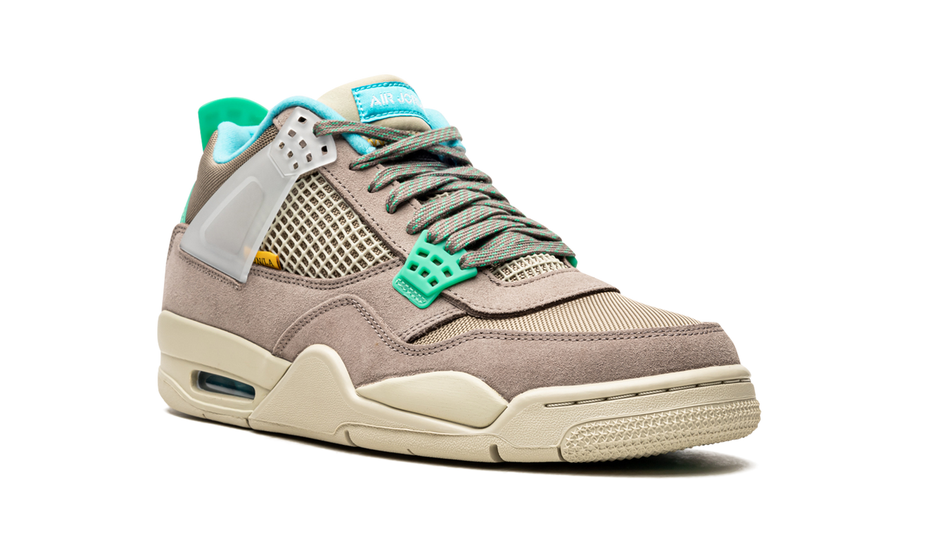 Taupe Haze Air Jordan 4 Retro SP schoenen met grijze en taupe details, iconisch design en Nike Air logo zichtbaar.