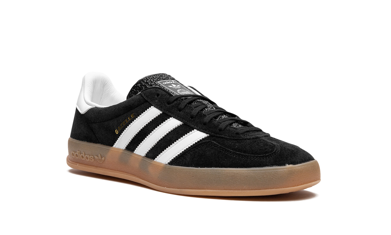 Zwarte Adidas Gazelle indoor schoenen met witte details en gumzool, geschikt voor binnen sporten en casual gebruik.