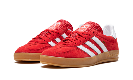 Adidas Gazelle Indoor schoenen in Scarlet Cloud en White, comfortabele sportschoenen voor binnengebruik, met witte en rode details.