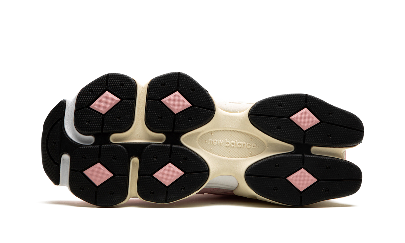 Nieuwe Balance 9060 Crystal Pink schoenen met roze en witte details, sportieve en stijlvolle sneakers voor dames.