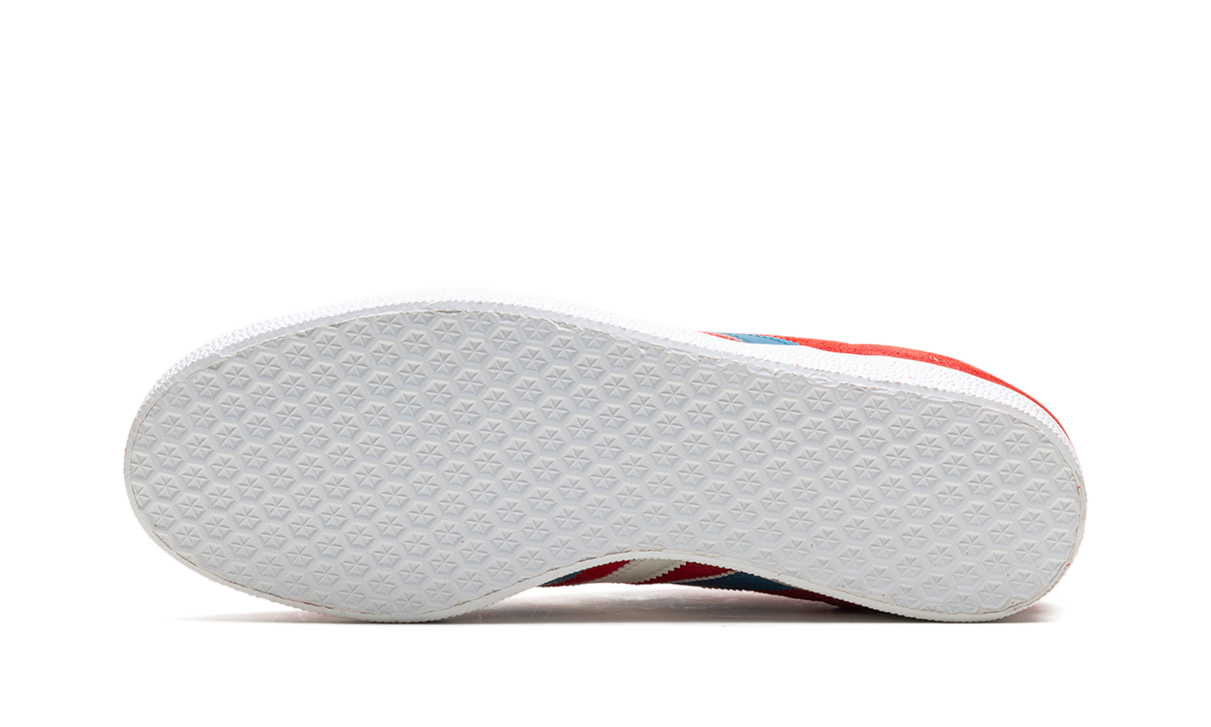 Adidas Gazelle "Chile" schoenen in rood en wit met leren details, geschikt voor casual dragen.
