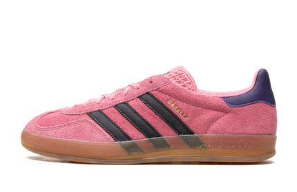 Adidas Gazelle Indoor schoenen in roze en paars met witte zool, geschikt voor binnen sporten en casual dragen