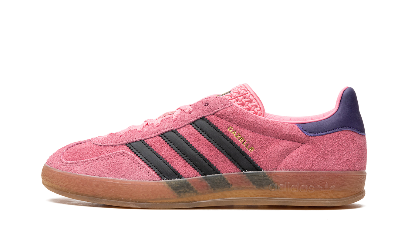 Adidas Gazelle Indoor schoenen in roze en paars met witte zool, geschikt voor binnen sporten en casual dragen