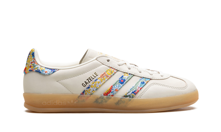 Dames Adidas Gazelle Indoor schoenen met Liberty London bloemenprint, wit en kleurrijk design, geschikt voor binnengebruik.