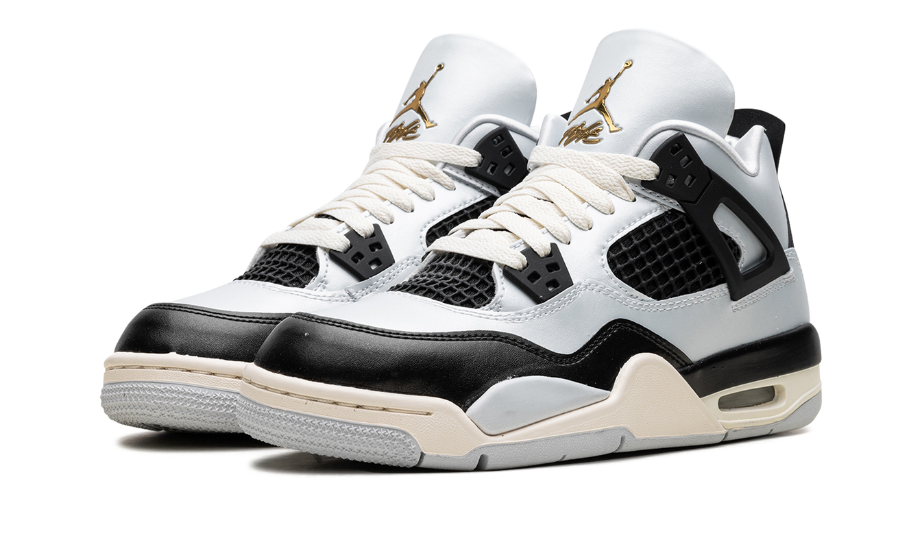 Sportieve Air Jordan 4 GS sneakers in "Pure Platinum" kleur, wit en grijs, met leren en suède details, voor meisjes.