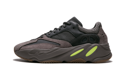 Witte en mauve Yeezy Boost 700 schoenen van Mijn winkel met dikke zool en sportieve uitstraling.