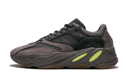 Witte en mauve Yeezy Boost 700 schoenen van Mijn winkel met dikke zool en sportieve uitstraling.