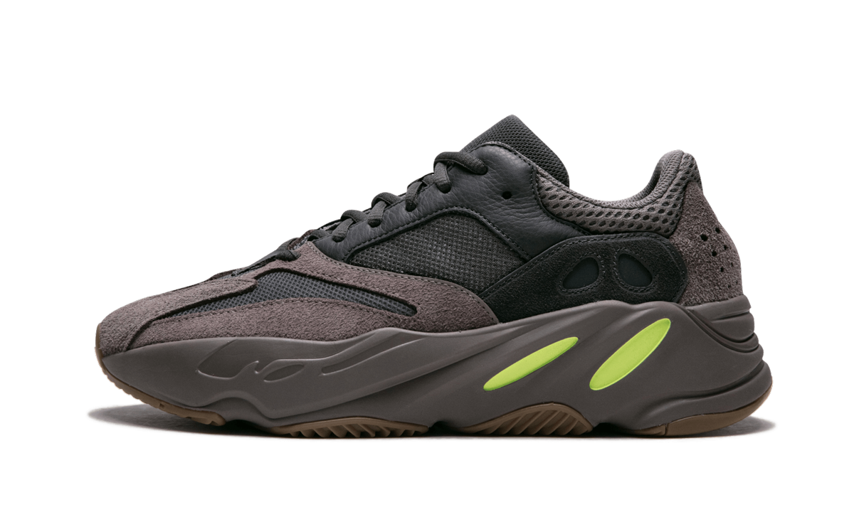 Witte en mauve Yeezy Boost 700 schoenen van Mijn winkel met dikke zool en sportieve uitstraling.