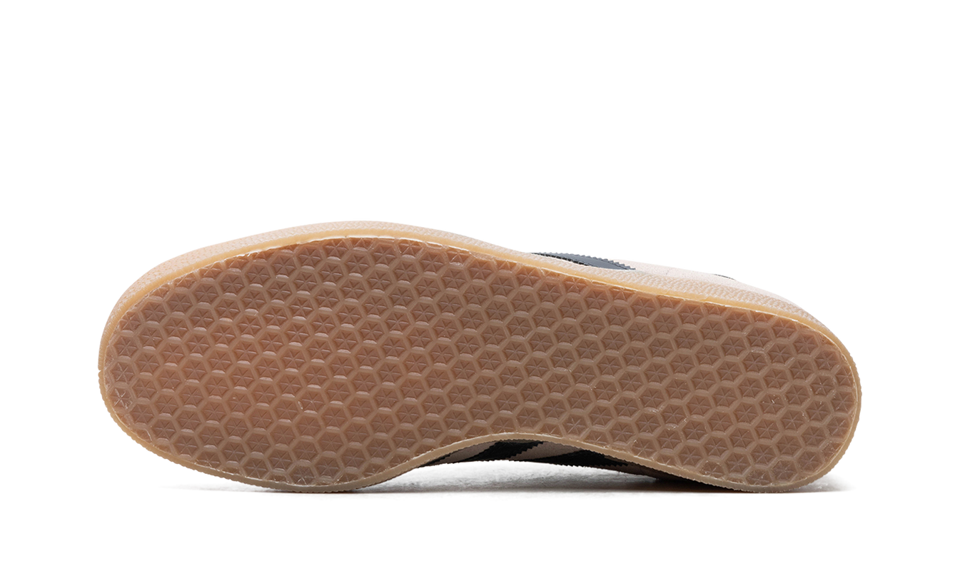 Adidas Gazelle Wonder Taupe schoenen met suède bovenkant en witte zool, sportieve en stijlvolle sneakers voor dames en heren