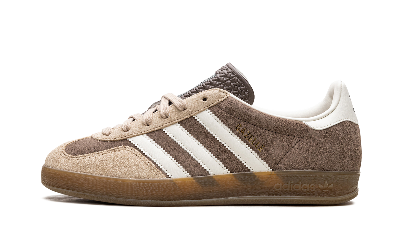 Damesschoenen Adidas Gazelle Indoor "Earth Strata Magic Beige" in beige met witte details en Adidas-logo op de zijkant.