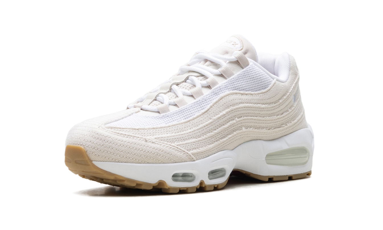 Witte Nike Air Max 95 OG sneakers met denim details in licht orewood bruin, zichtbaar in close-up beeld.