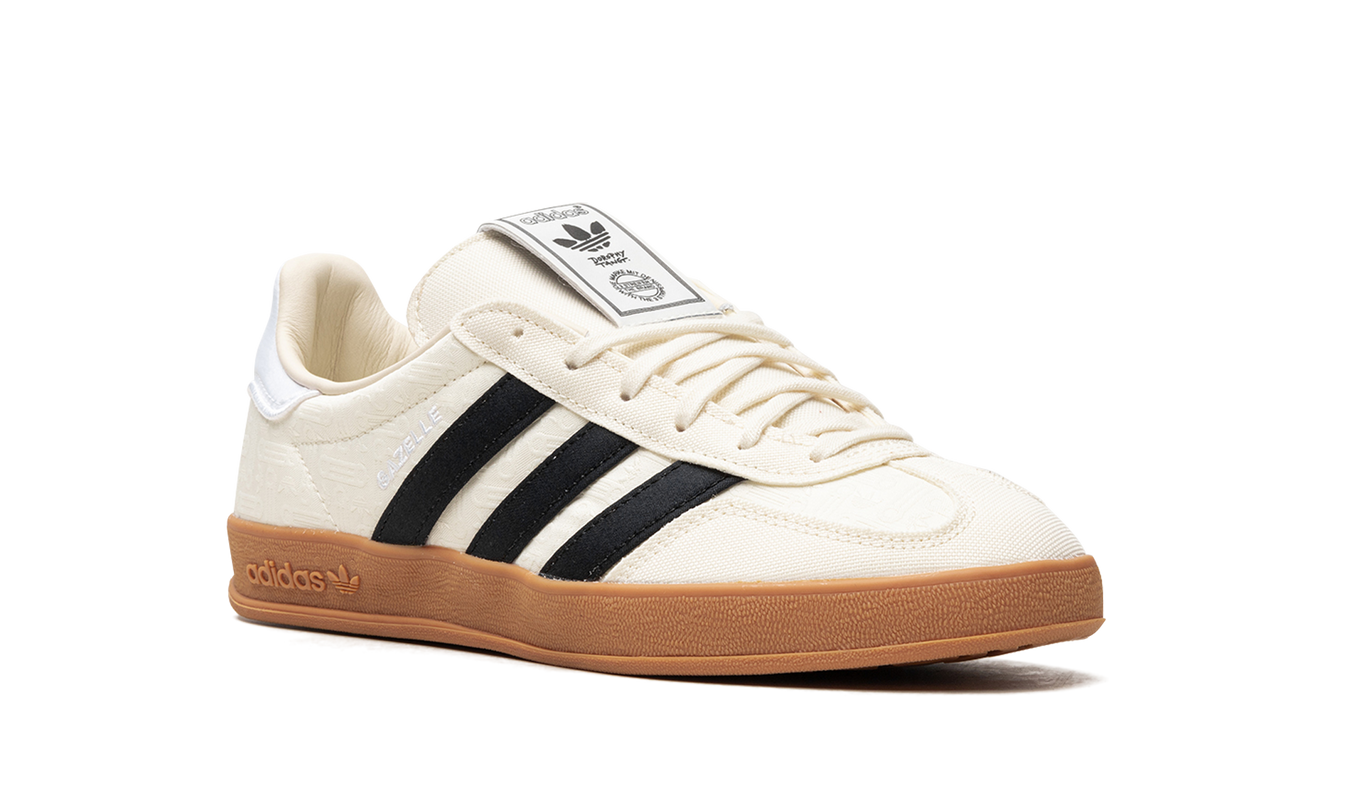 Dames Adidas Gazelle Indoor schoenen in Dorophy Tang kleur met witte en zwarte details, geschikt voor binnengebruik.