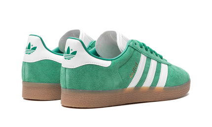 Groene Adidas Gazelle schoenen met gumzoolen, lage sneakers voor heren en dames, stijlvolle en comfortabele sportschoenen