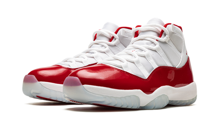 Zwarte en rode Air Jordan 11 "Cherry 2022" sneakers van Mijn winkel, met glanzend bovenwerk en witte zool.
