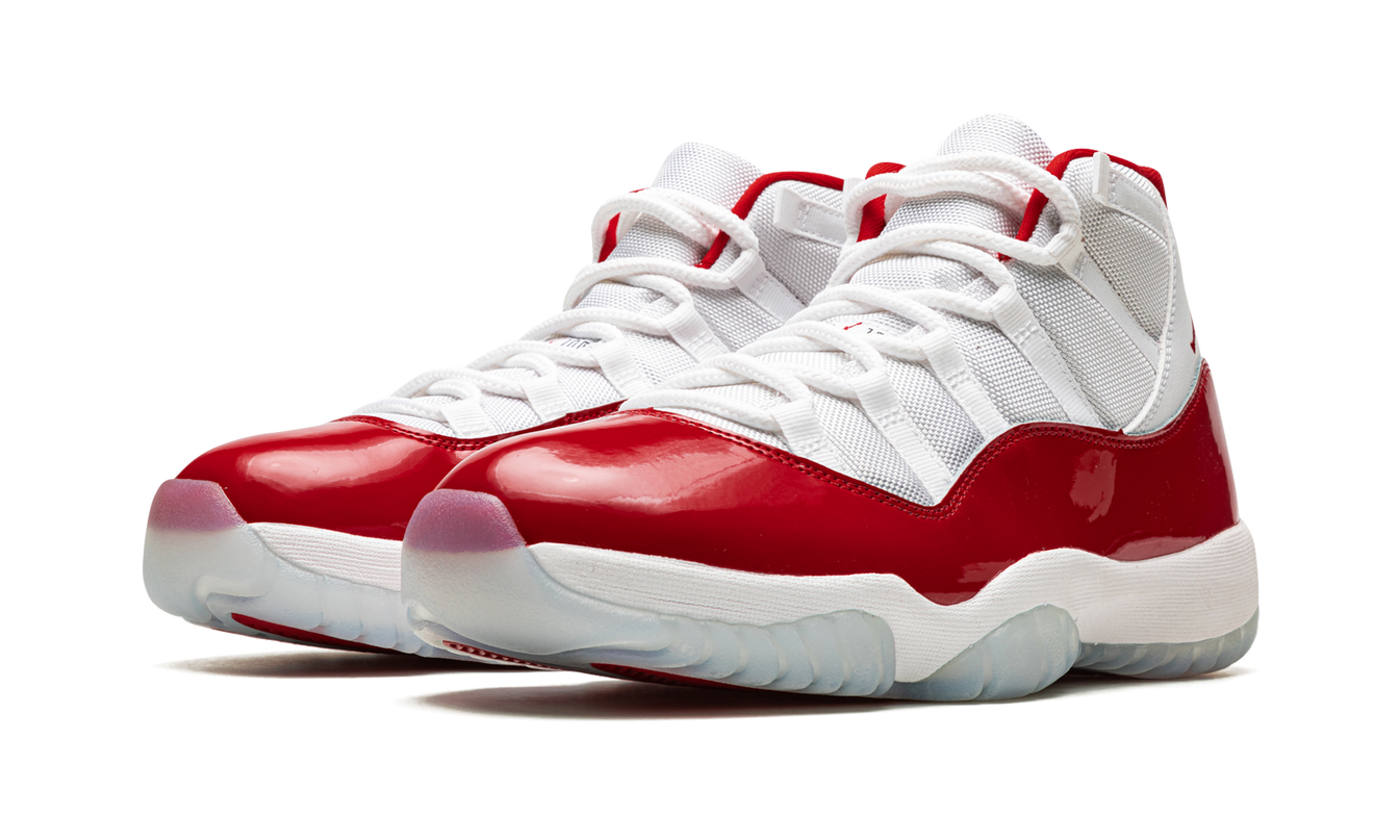 Zwarte en rode Air Jordan 11 "Cherry 2022" sneakers van Mijn winkel, met glanzend bovenwerk en witte zool.