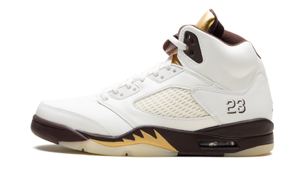 Witte Air Jordan 5 WMNS schoenen met gouden details en zwarte accenten, sneaker met iconaal ontwerp en comfortabele pasvorm
