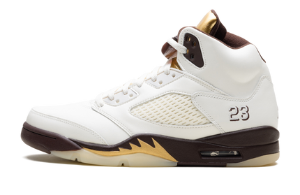 Witte Air Jordan 5 WMNS schoenen met gouden details en zwarte accenten, sneaker met iconaal ontwerp en comfortabele pasvorm